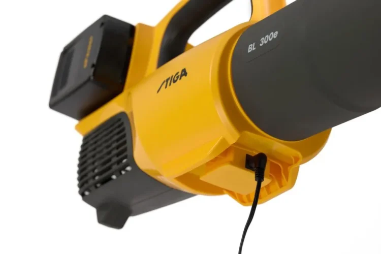 c5666f071c8a30789f38dcc2686b31b2ffa4845_BL300eKit_273504501ST1_detail06_web.webp Batteridrevet løvblåser BL 300e Kit